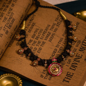 Jadau short necklace detailed in black thread