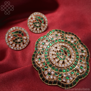 Jadau kundan pendant and matching earrings