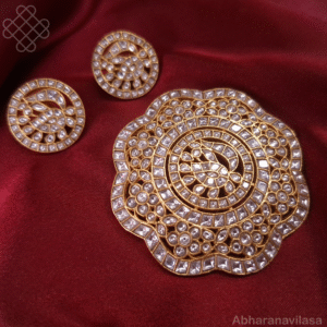 Jadau kundan pendant and matching earrings