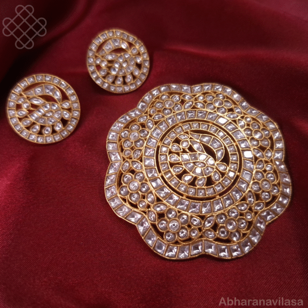 Jadau kundan pendant and matching earrings